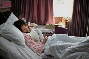 震惊！女子花23万隆胸居然做出四个胸