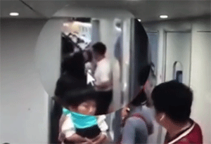 男子高铁搭讪少女不成动手骚扰 被拒后还谩骂打人