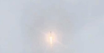 俄火箭升空时被闪电击中 仍直冲云霄