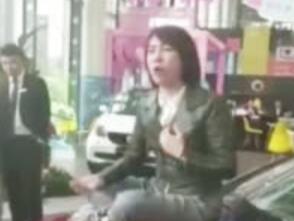维权奔驰女车主不接受4S店道歉 避重就轻胡乱收费