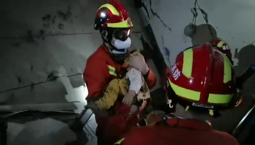 泉州欣佳酒店坍塌事故现场凌晨救出一名婴儿