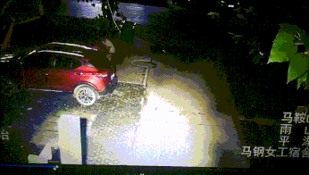 男子深夜搭讪女孩被拒 街头拽倒女孩拖出监控区