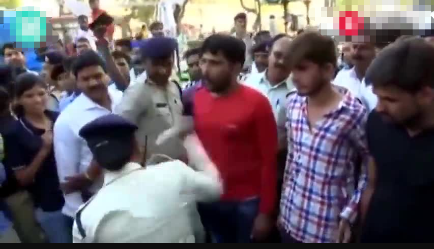 印度四名强奸犯街头游行 被妇女轮流扇耳光