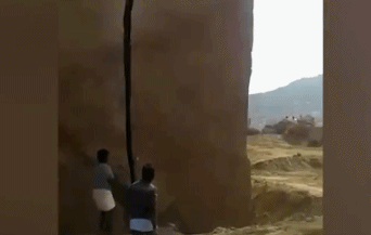 大力出奇迹！印度工人用一把锤子劈开12米巨石