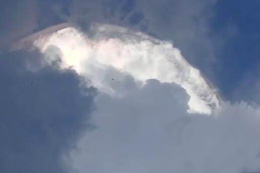 “火彩虹”惊现印尼上空 学生以为UFO降临