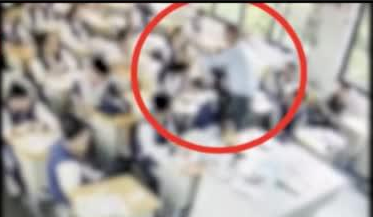 老师扇学生耳光被停职 家长：女儿被打不敢上学
