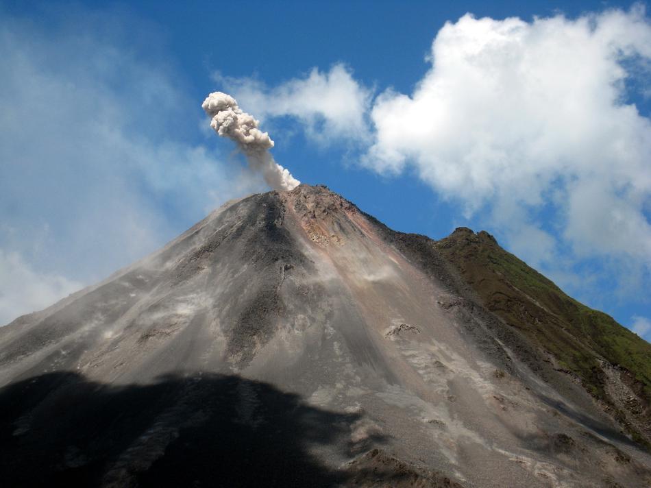 阿雷纳火山是世界上最活跃的火山之一
