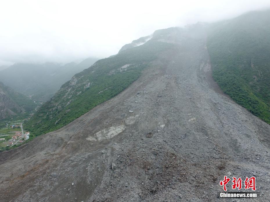 航拍四川茂县山体垮塌救援现场