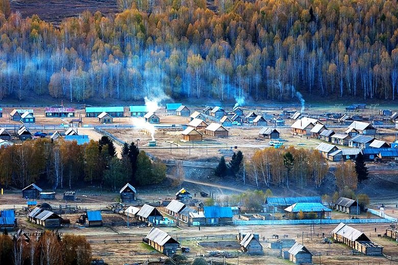 在新疆美丽的哈纳斯湖边,有一个小巧的山村——禾木村