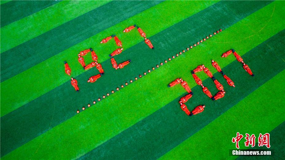 甘肃武警官兵航拍创意造型庆祝建军节