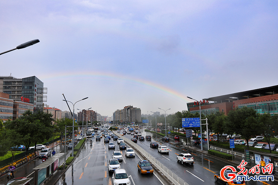 北京阵雨转晴天空呈现双彩虹