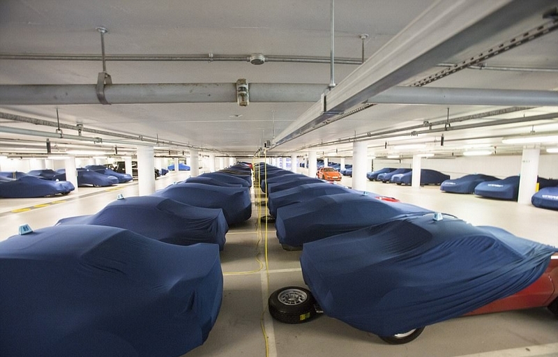 英秘密停车场曝光 豪华跑车眼花缭乱