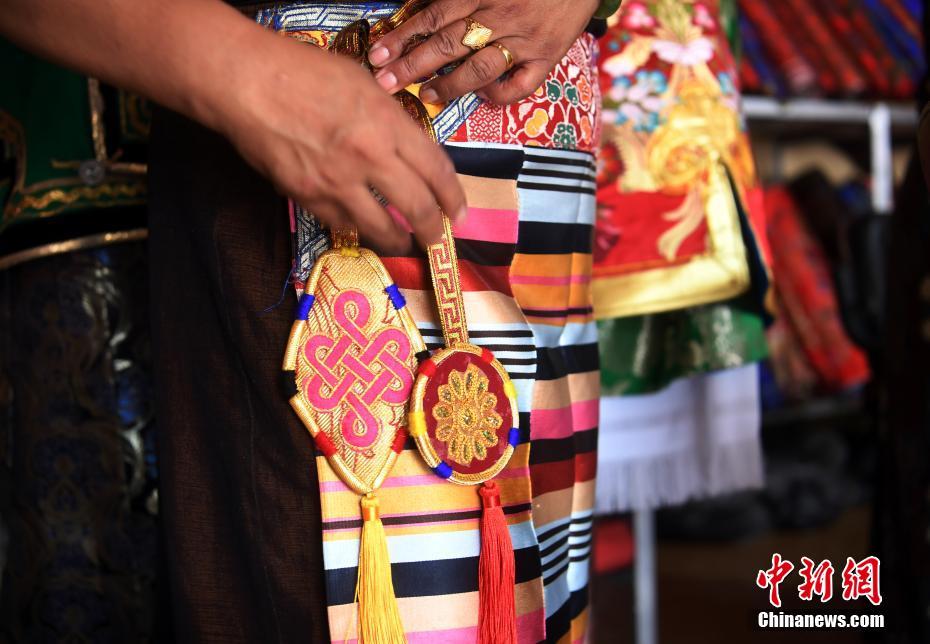 云南奔子栏藏区传统服饰文化的传承人