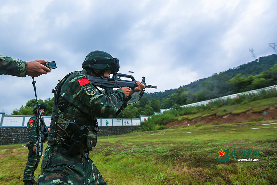 就是快!特战队员练就"快枪手"5发子弹3秒内出膛(组图)
