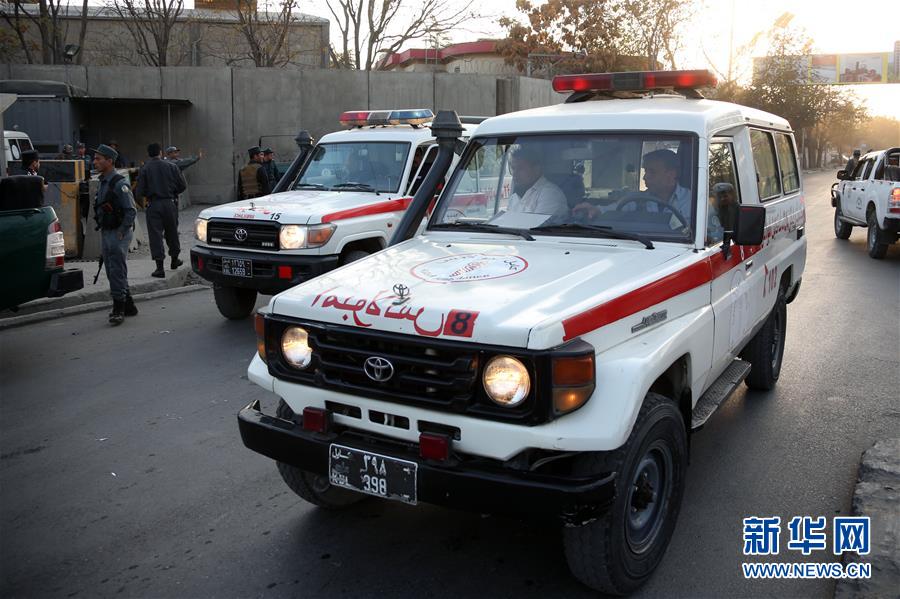 10月31日,在阿富汗首都喀布尔,急救车在等待接收伤员.