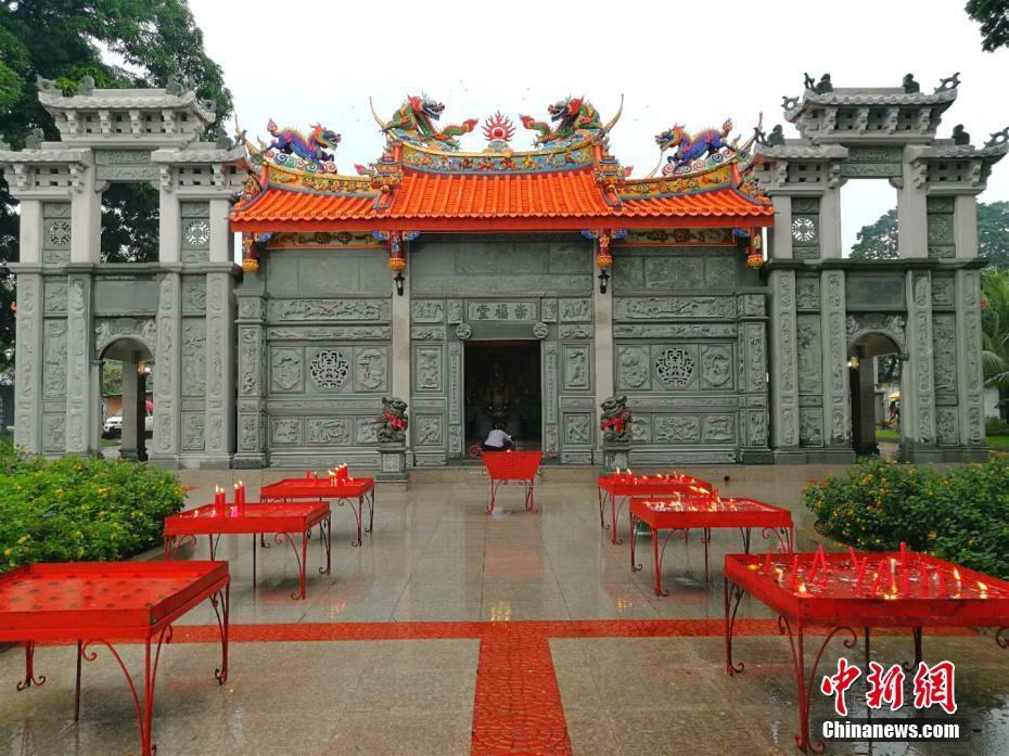 菲"亡人节"华侨义山马尼拉最古老的中式寺庙宗福堂香火旺