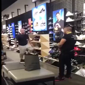 商店试穿运动鞋 结果小伙跑了