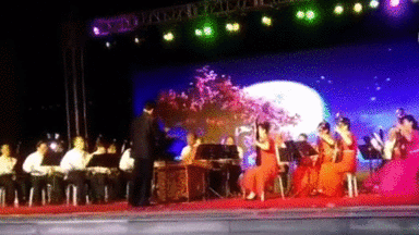 惊悚！广场舞台灯架突然倒塌致1死5伤