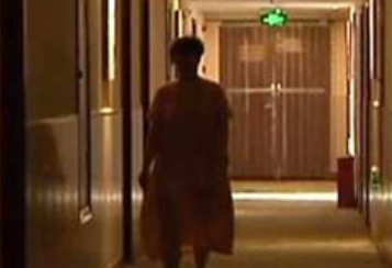 情侣发现客房暗藏摄像头 酒店甩锅装得太隐蔽