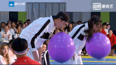 辟谣整容？Baby用脸拍球 隔着屏幕看着都好疼