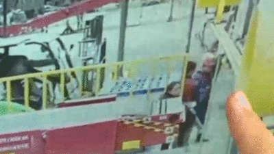 三个家庭的痛！叉车司机跟同事打闹误踩油门 撞死前方工人