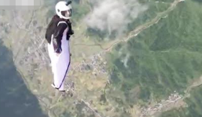 天门山翼装飞行失联女生最后一跳画面曝光：以非正常飞行姿态急剧下降