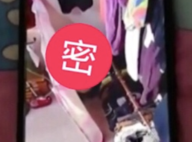 女子躲试衣间干这事 竟然被摄像头拍下>>