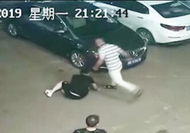 男子实名举报警察打人 警方：他打警员妻子猥亵女童在先