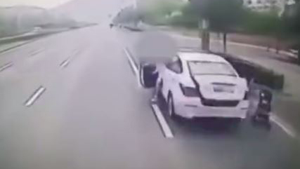 快车道上突然开门下车 女司机被后方公交夹两车中间身亡