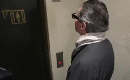 诺奖“后院失火”  涉性侵摄影师出庭受审