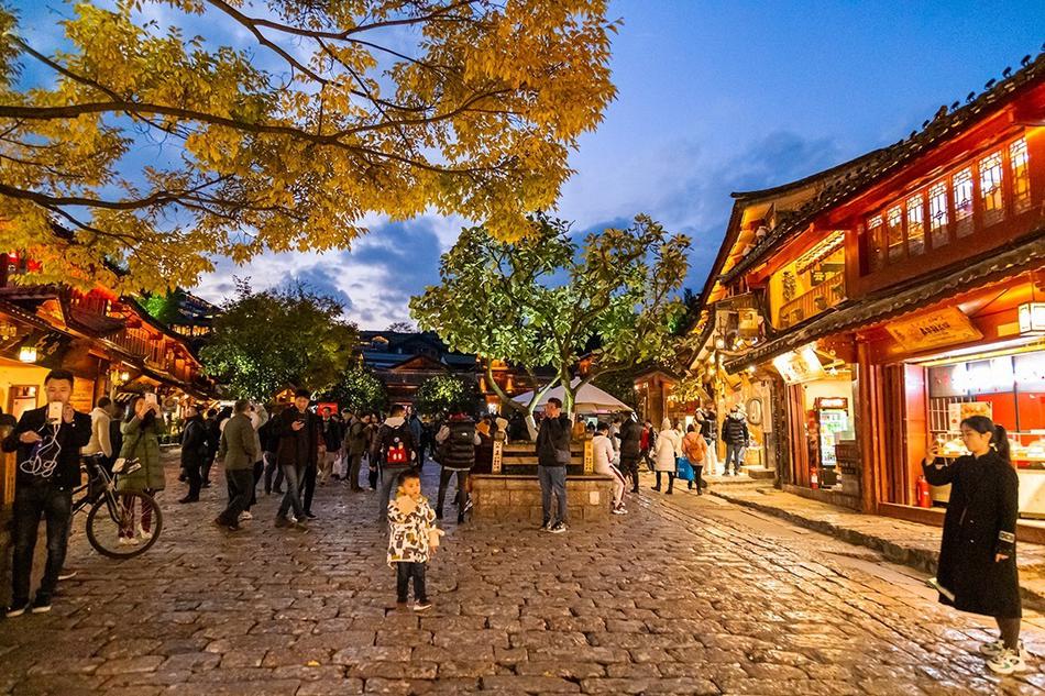 夜色中的丽江古城，灯光璀璨，景色迷人