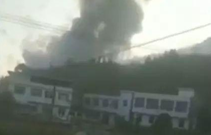 湖南浏阳烟花厂爆炸 腾起滚滚黑色浓烟