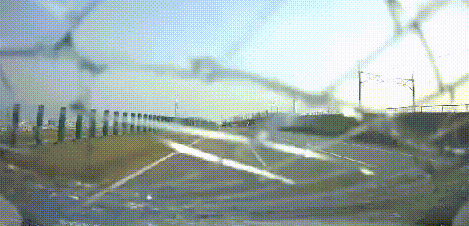 轿车行驶在高速上 前方飞来引擎盖！女司机绝望