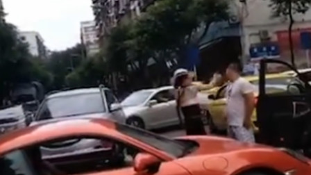 警方通报：保时捷女子违章扣2分罚250元