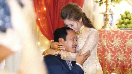 父亲舍不得宝贝女儿出嫁,婚礼上嚎啕大哭感动百万网友