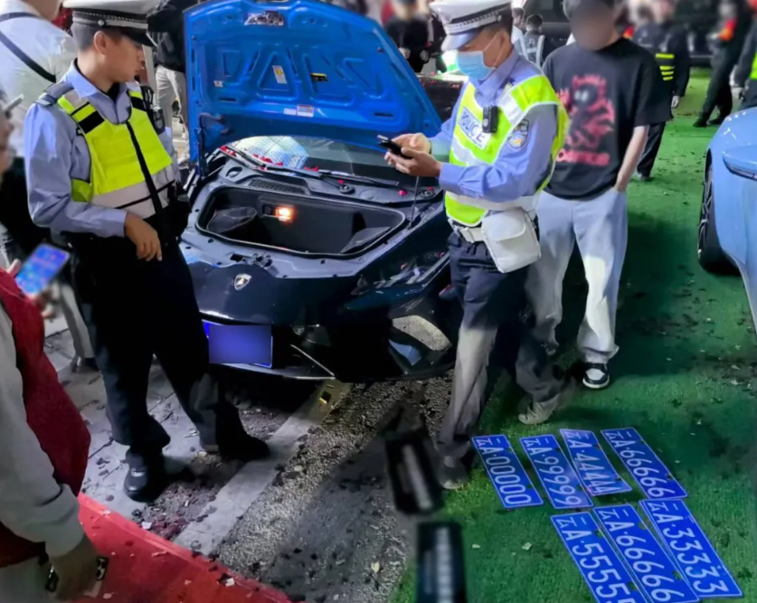 酒吧门口停兰博基尼等多辆豪华跑车，挂“云A66666”“云A99999”车牌，警方：查获大量伪造豹子号车牌