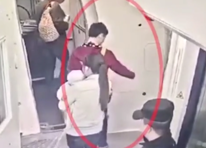 扔硬币进发动机致飞机延误  一旅客被行拘10日