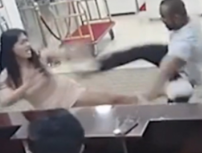 漂亮女孩突然被男子当众扇耳光 连踹三脚狠狠“反杀”