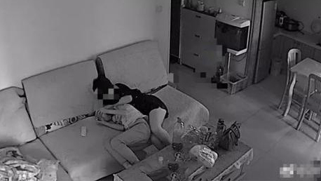 在家安摄像头 结果拍到儿子和同学这一幕