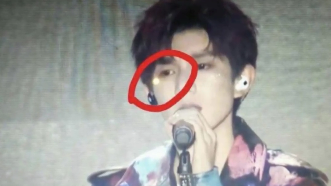 TFBOYS五周年演唱会 王源疑似被激光笔照伤眼睛