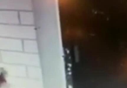 女子试衣间试穿泳装 陌生男子蹲门口偷拍长达80秒