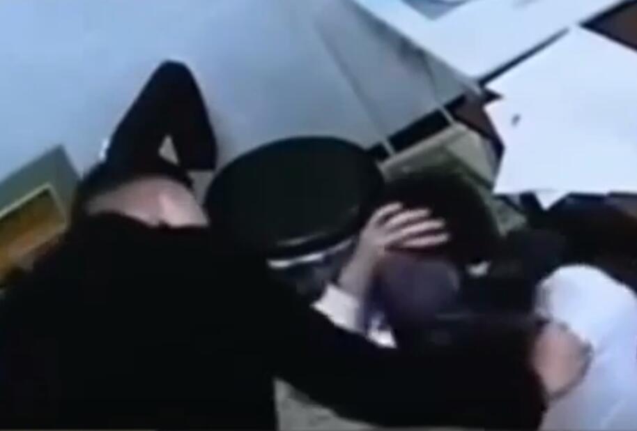 医生莫名被醉酒男暴打 随后忍痛为其手术