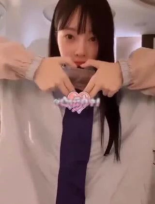 又一段视频！李小璐再跳手指舞比心