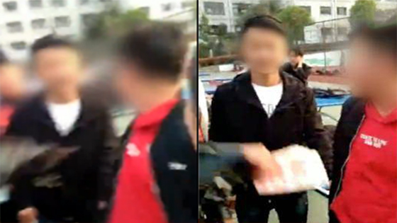 初中女生弄坏男同学手机 赔偿时现金扇脸