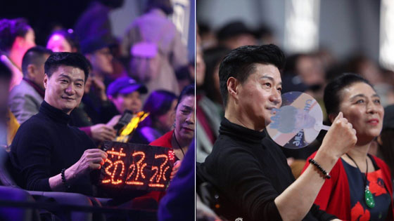 《偶练》决赛范丞丞父母现身 爸爸举灯牌