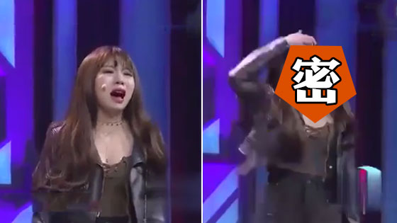 男友出轨闺蜜 女子大哭撕下假发全场惊呆