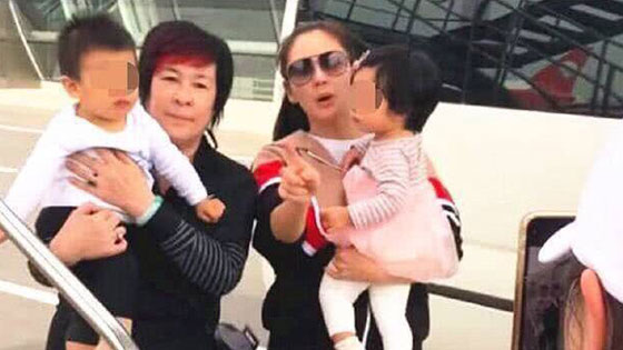 张雨绮离婚后带孩子外出 龙凤胎正脸照曝光
