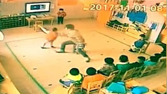 河南一幼儿园疑似虐童 家长称老师“每天都打”