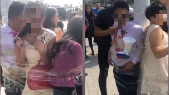 伴娘与新郎被绑路灯杆下 周围众人哄笑