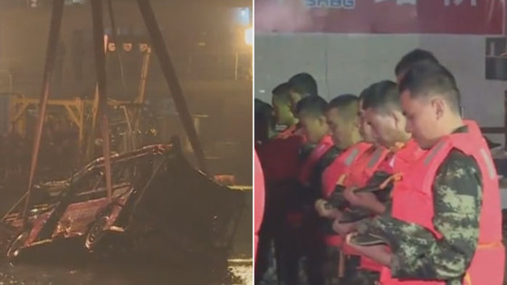 重庆万州坠江公交车被打捞出水